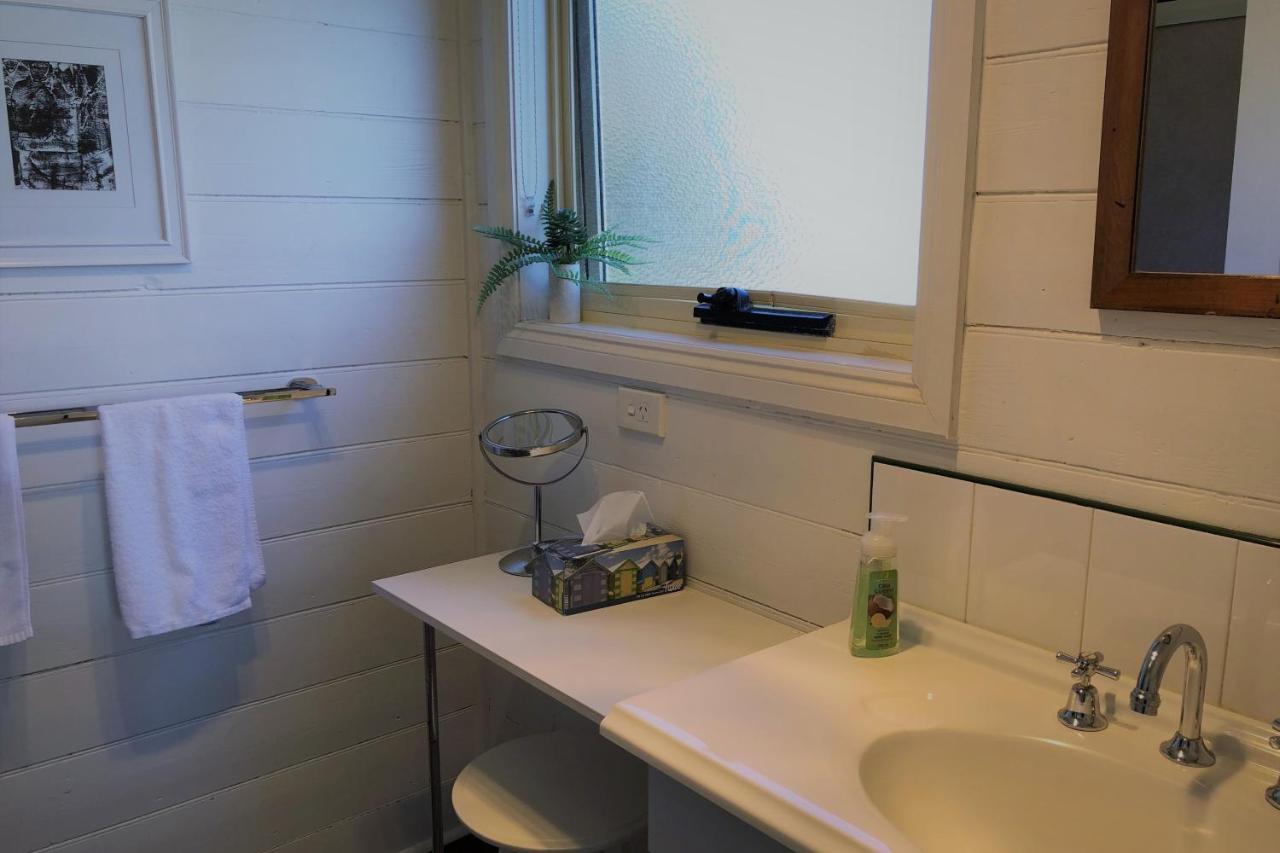 Binalong Beach Cottage Beachfront At Bay Of Fires Next To Restaurant Binalong Bay المظهر الخارجي الصورة