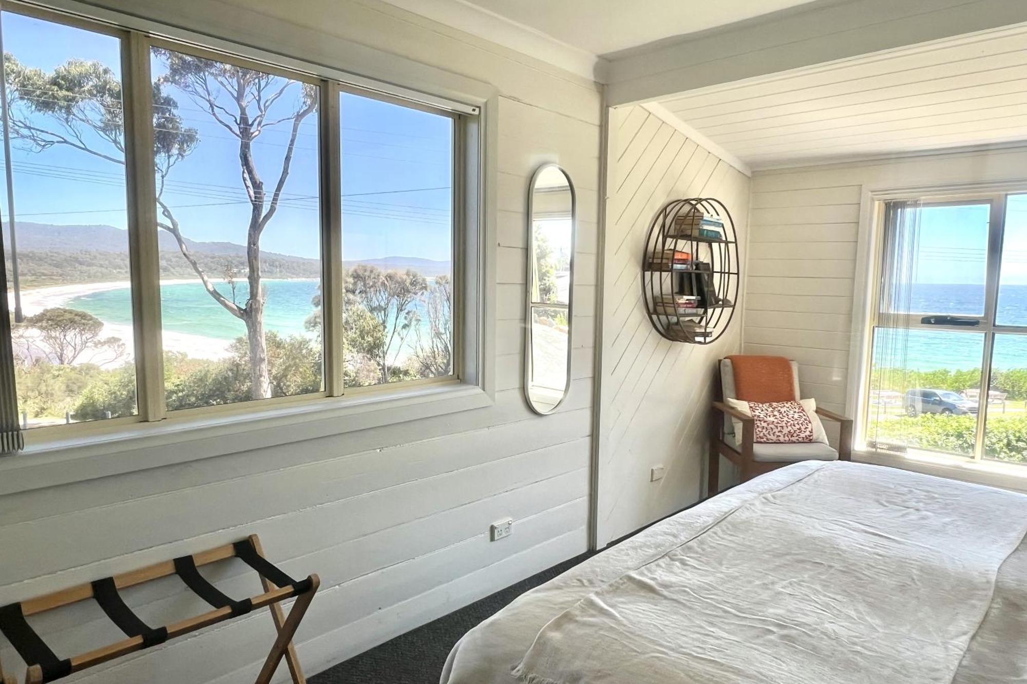 Binalong Beach Cottage Beachfront At Bay Of Fires Next To Restaurant Binalong Bay المظهر الخارجي الصورة